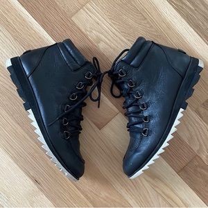 Sorel Harlow Major Black lace up bootie